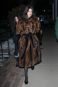 Kendall-Jenner---With-Lauren-Perez-and-David-Waltzer-out-in-Aspen-07.jpg
