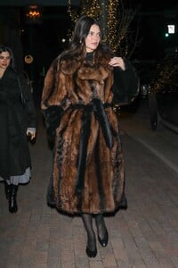 Kendall-Jenner---With-Lauren-Perez-and-David-Waltzer-out-in-Aspen-18.jpg