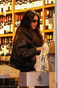 Kendall_Jenner_Out_in_Aspen_12-15-2023__10_.jpg