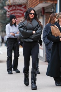 Kendall_Jenner_Out_in_Aspen_12-15-2023__14_.jpg