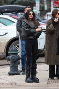 Kendall_Jenner_Out_in_Aspen_12-15-2023__6_.jpg