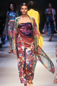 Kenzo1994WomenRTW10.thumb.jpg.c5c07f315fd98b09014b795d83f53d89.jpg