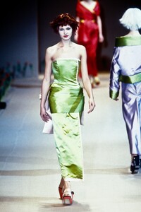 Kenzo1996WomenRTW51.thumb.jpg.3c35336f86e8659986883520bc72720d.jpg