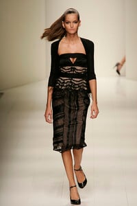 LaPerla2006WomenRTW113.thumb.jpg.852800863a2146a78b54fa40d95691bc.jpg