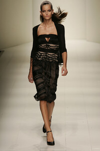 LaPerla2006WomenRTW114.thumb.jpg.0206c183e23f197386050346e90407bd.jpg