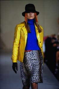 MarcJacobsFW19943.thumb.jpg.5f345d01e21d77b73ae19cf3b0b754c4.jpg