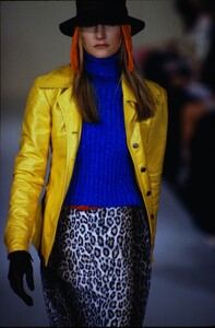 MarcJacobsFW19946.thumb.jpg.deb0598c6ff092641f84a6a9b254afb3.jpg