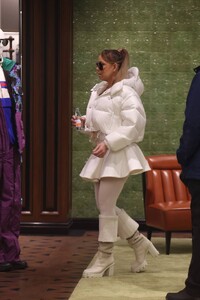 Mariah-Carey---Christmas-shopping-at-Stone-Island-Mens-clothing-store-in-Aspen-02.jpg
