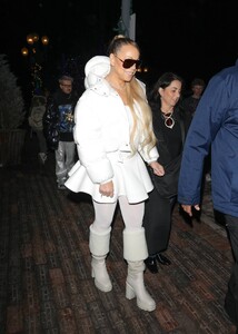 Mariah-Carey---Christmas-shopping-at-Stone-Island-Mens-clothing-store-in-Aspen-03.jpg