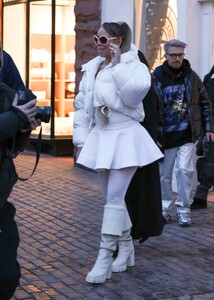 Mariah-Carey---Christmas-shopping-at-Stone-Island-Mens-clothing-store-in-Aspen-09.jpg