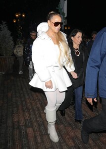 Mariah-Carey---Christmas-shopping-at-Stone-Island-Mens-clothing-store-in-Aspen-11.jpg