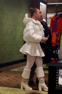 Mariah-Carey---Christmas-shopping-at-Stone-Island-Mens-clothing-store-in-Aspen-20.jpg