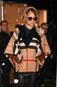 Mariah-Carey---Doing-Christmas-Shopping-with-friends-at-Prada-in-Aspen-03.jpg