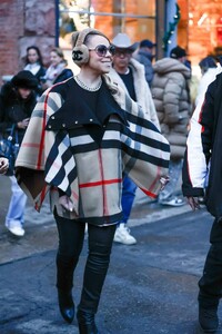 Mariah-Carey---Doing-Christmas-Shopping-with-friends-at-Prada-in-Aspen-15.jpg