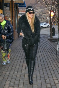 Mariah-Carey---Shopping-in-Aspen-03.jpg