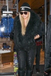 Mariah-Carey---Shopping-in-Aspen-06.jpg