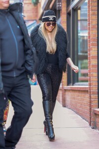 Mariah-Carey---Shopping-in-Aspen-08.jpg