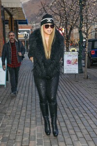 Mariah-Carey---Shopping-in-Aspen-23.jpg