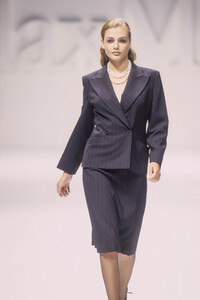 MaxMara1995WomenRTW32.thumb.jpg.e0010800e1d4a1f9e9d8cccec053591f.jpg