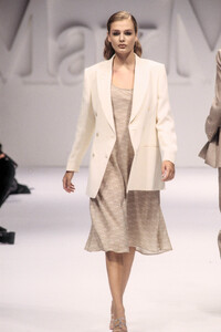 MaxMara1995WomenRTW45.thumb.jpg.69e3ffbaf54e2ed15a50ac373d3a439c.jpg