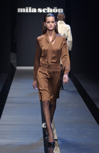 MilaSchon2006WomenRTW38.thumb.jpg.36661864cf83f3e53fdc816b17bbbada.jpg