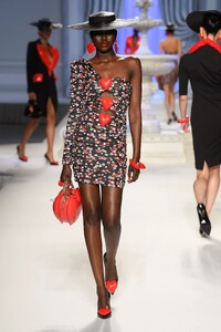 MoschinoS23010.thumb.jpg.33f31e5eeccddd08fe5b96a9630e0c0d.jpg