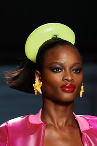 MoschinoclpS23001.thumb.jpg.4101de126689b0767a459733eb1ba0d5.jpg