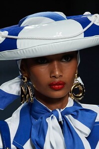 MoschinoclpS23050.thumb.jpg.96ed47b7f9dba2b6555af9d9a24cc4c4.jpg