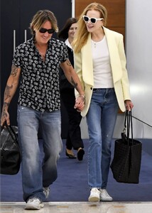 Nicole-Kidman---With-Keith-Urban-for-their-Christmas-Summer-vacation-in-Sydney-01.jpg