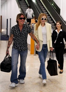 Nicole-Kidman---With-Keith-Urban-for-their-Christmas-Summer-vacation-in-Sydney-02.jpg