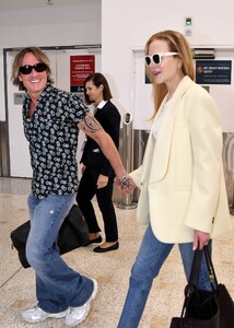 Nicole-Kidman---With-Keith-Urban-for-their-Christmas-Summer-vacation-in-Sydney-03.jpg