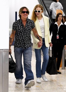 Nicole-Kidman---With-Keith-Urban-for-their-Christmas-Summer-vacation-in-Sydney-04.jpg