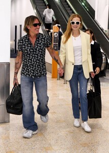 Nicole-Kidman---With-Keith-Urban-for-their-Christmas-Summer-vacation-in-Sydney-12.jpg