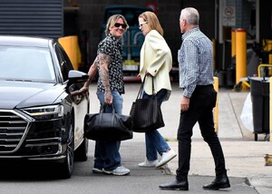 Nicole-Kidman---With-Keith-Urban-for-their-Christmas-Summer-vacation-in-Sydney-14.jpg