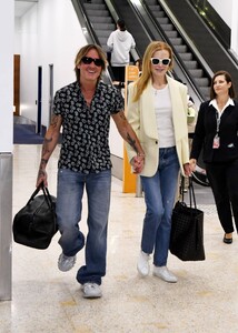 Nicole-Kidman---With-Keith-Urban-for-their-Christmas-Summer-vacation-in-Sydney-16.jpg