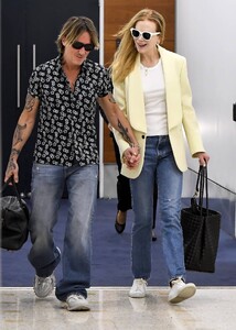 Nicole-Kidman---With-Keith-Urban-for-their-Christmas-Summer-vacation-in-Sydney-23.jpg