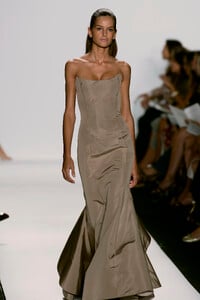 OscardelaRenta2006WomenRTW130.thumb.jpg.4e95787c6d8e025dac1977e7e222226e.jpg