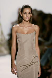 OscardelaRenta2006WomenRTW131.thumb.jpg.e1fe53fdf14feb4a873fd121147d190b.jpg