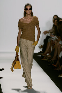 OscardelaRenta2006WomenRTW24.thumb.jpg.1a1bc6e0344558efb46c817058ff6f33.jpg