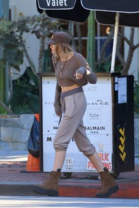 Paris-Jackson---Spotted-in-midriff-while-Christmas-shopping-in-Los-Angeles-03.jpg