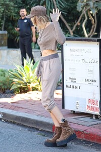 Paris-Jackson---Spotted-in-midriff-while-Christmas-shopping-in-Los-Angeles-07.jpg
