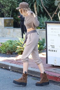 Paris-Jackson---Spotted-in-midriff-while-Christmas-shopping-in-Los-Angeles-08.jpg