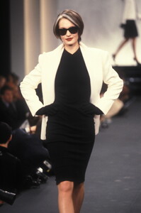 RalphLauren1995WomenRTW49.thumb.jpg.c28ca40e186cc23144858b72f87eb20b.jpg