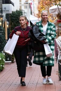 Reese-Witherspoon---Shopping-at-Pacific-Palisades-Mall-01.jpg