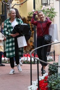 Reese-Witherspoon---Shopping-at-Pacific-Palisades-Mall-02.jpg