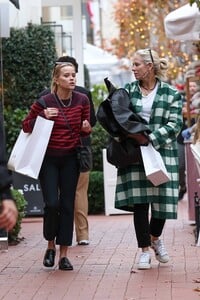 Reese-Witherspoon---Shopping-at-Pacific-Palisades-Mall-03.jpg
