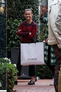 Reese-Witherspoon---Shopping-at-Pacific-Palisades-Mall-04.jpg