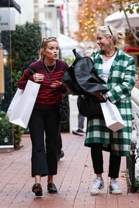 Reese-Witherspoon---Shopping-at-Pacific-Palisades-Mall-05.jpg