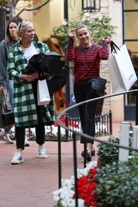 Reese-Witherspoon---Shopping-at-Pacific-Palisades-Mall-07.jpg