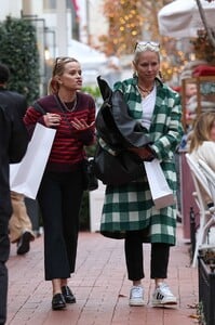 Reese-Witherspoon---Shopping-at-Pacific-Palisades-Mall-08.jpg